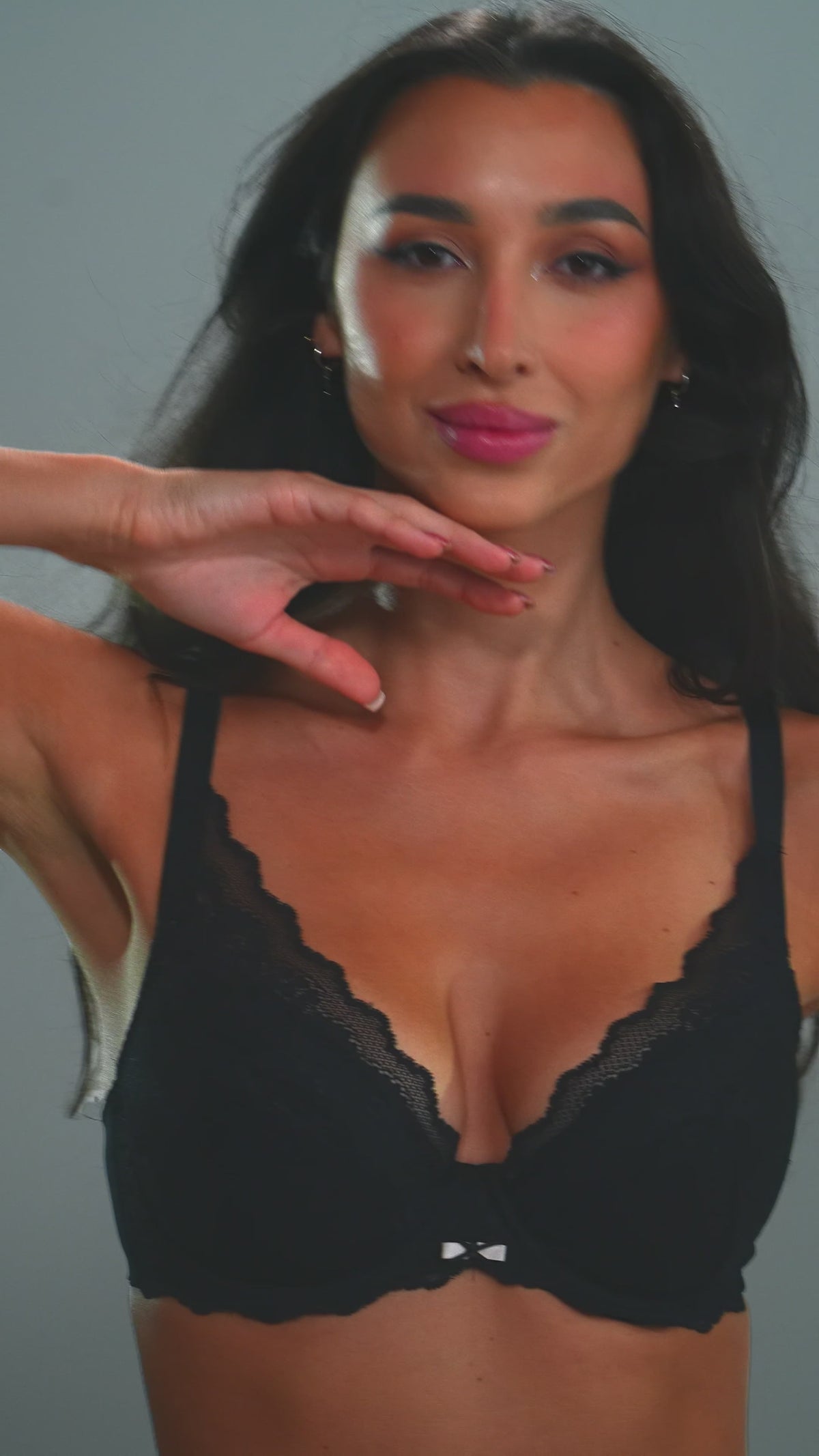 Subtille Ana Push-Up: czarna koronka na sylwetce – film