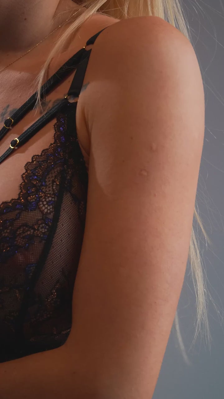 Axami V-10391: połyskujący haft i dłuższy pas – film