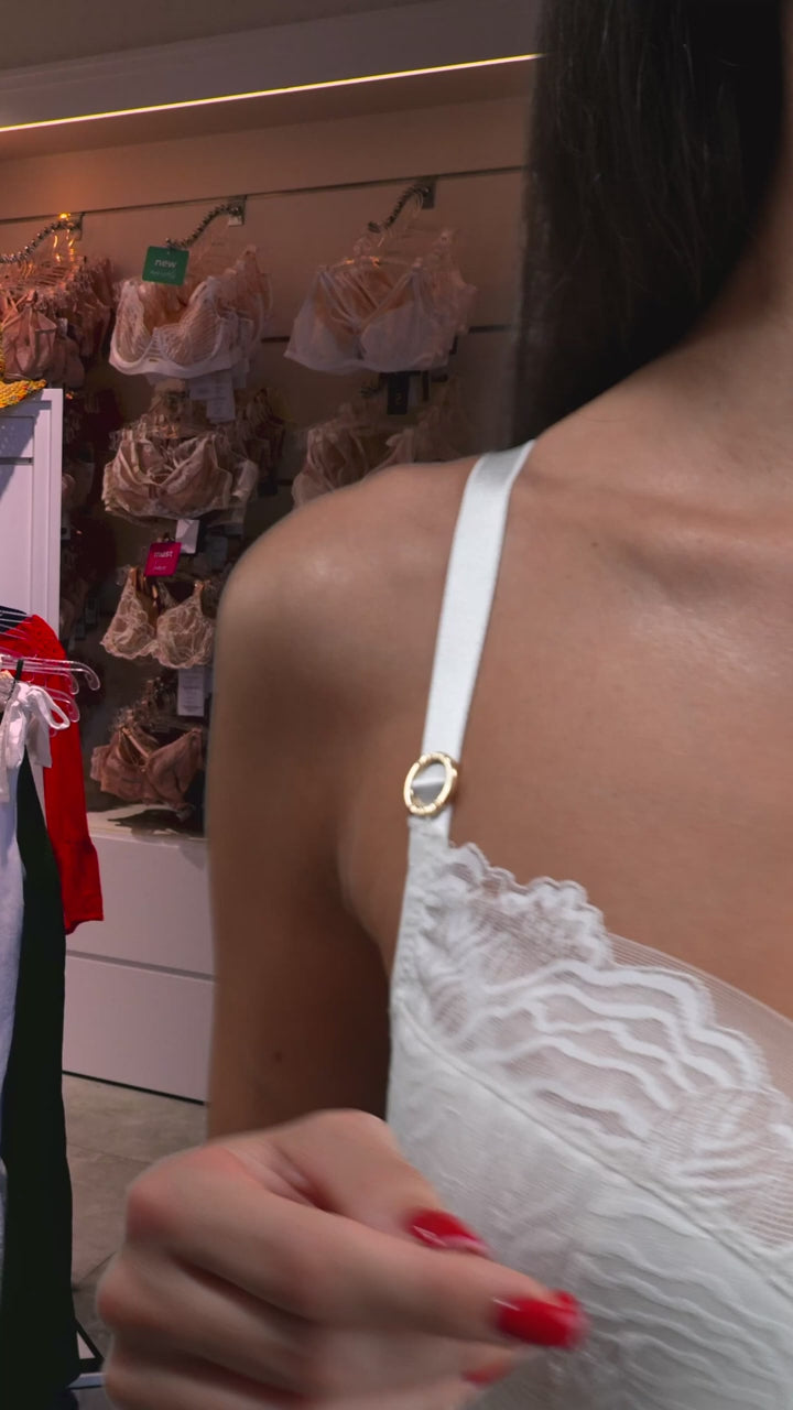 Kinga Moon – jasny komplet z koronką w krótkim filmie