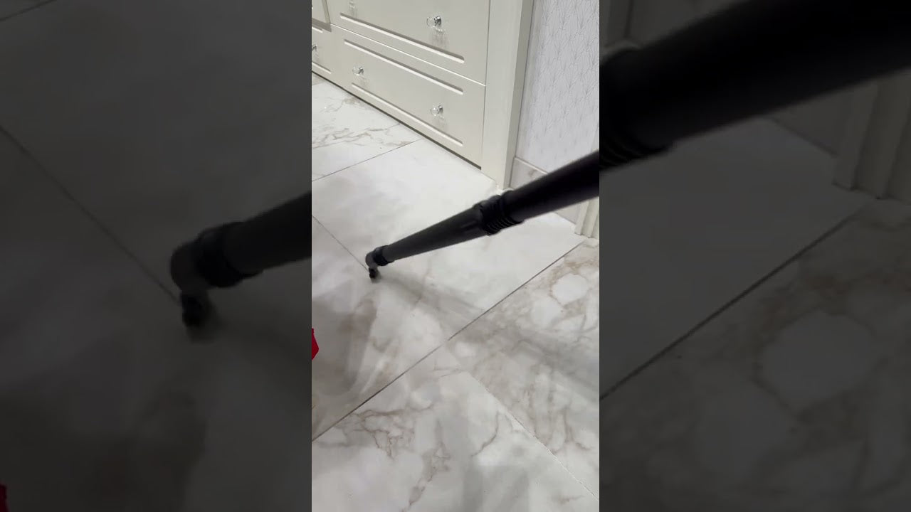 parownica Kärcher sc4 wypłukuje brud z fugi