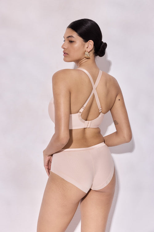 Modelka w biustonoszu Alles Diamante beżowym z tyłu
