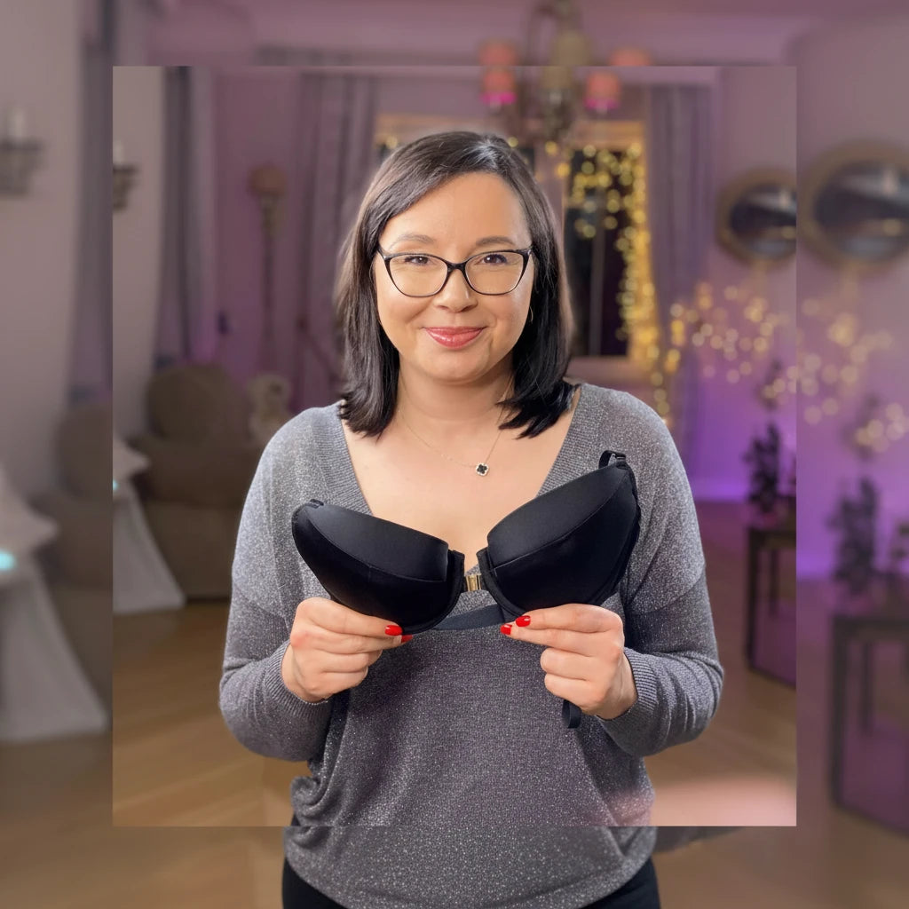 Anna_Zawadzka_brafitterka trzyma biustonosz