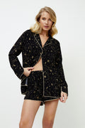 Damska piżama krótka w gwiazdy i księżyce, czarna z złotymi detalami, komfortowa i urocza, idealna na noc