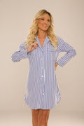 Damska koszula nocna w niebieskie paski, długi rękaw, wygodna odzież do spania