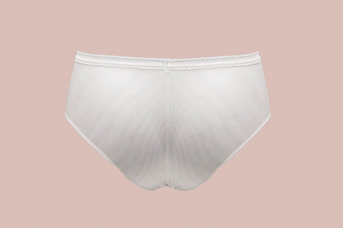 Białe klasyczne majtki damskie z gładkiego materiału, bielizna damska, wygoda