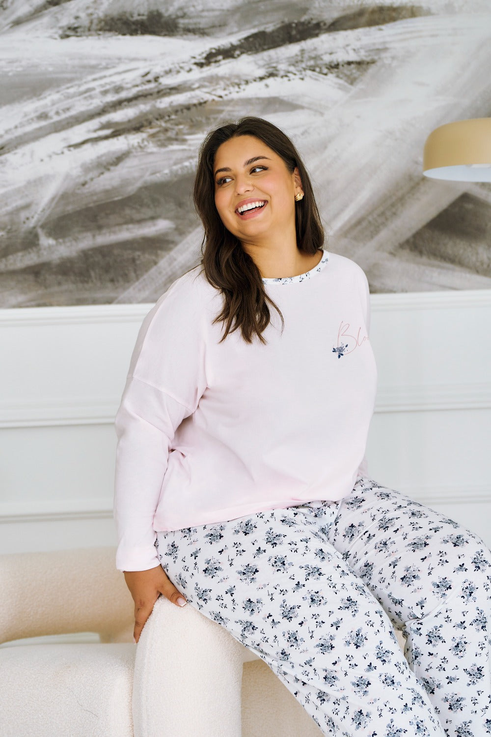 Komfortowa piżama plus size z długim rękawem i kwiatowym wzorem na spodniach