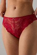 Czerwone koronkowe figi damskie z ozdobnym detalem