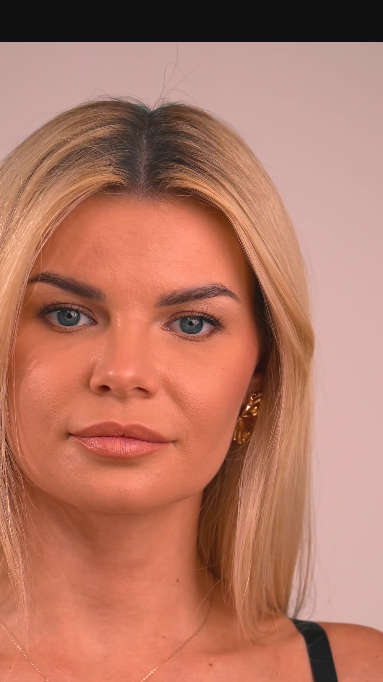 Modelka w biustonoszu push-up Bagatelle Bari, z bliska twarz i dekolt, elegancki look